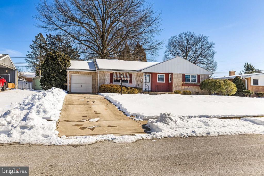 Photo of 261 S Keesey Street, YORK, PA 17402 (MLS # PAYK2097398)