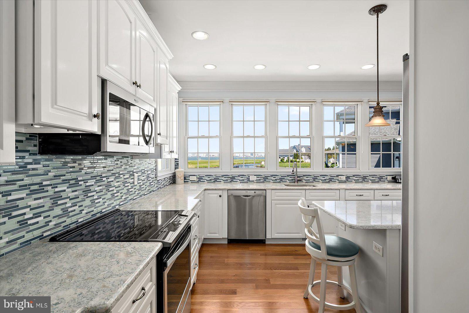LIGHTHOUSE SOUND - Residential