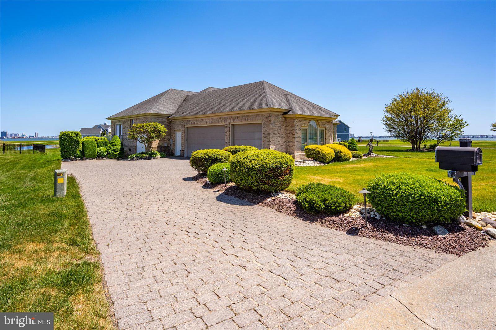 LIGHTHOUSE SOUND - Residential