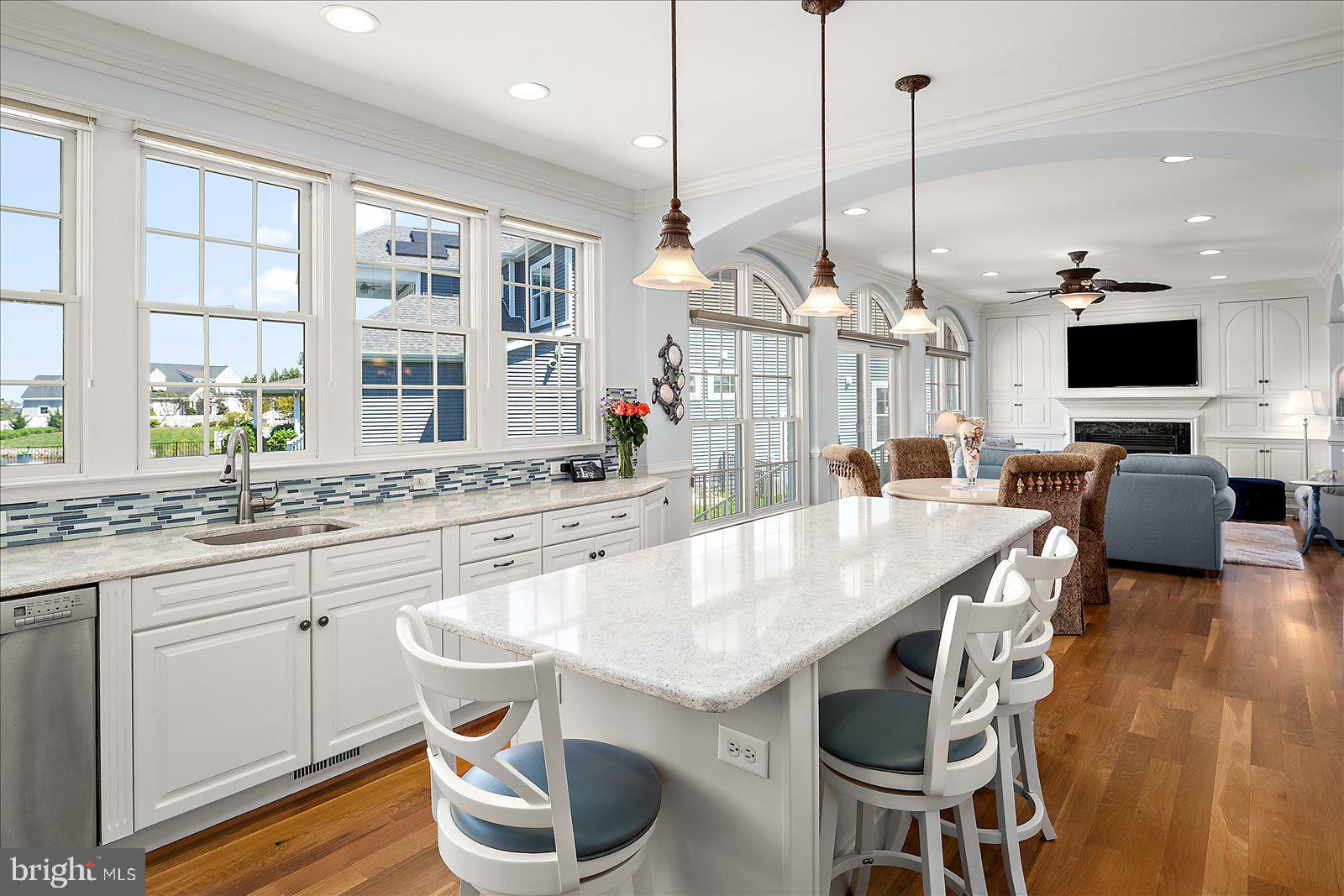 LIGHTHOUSE SOUND - Residential