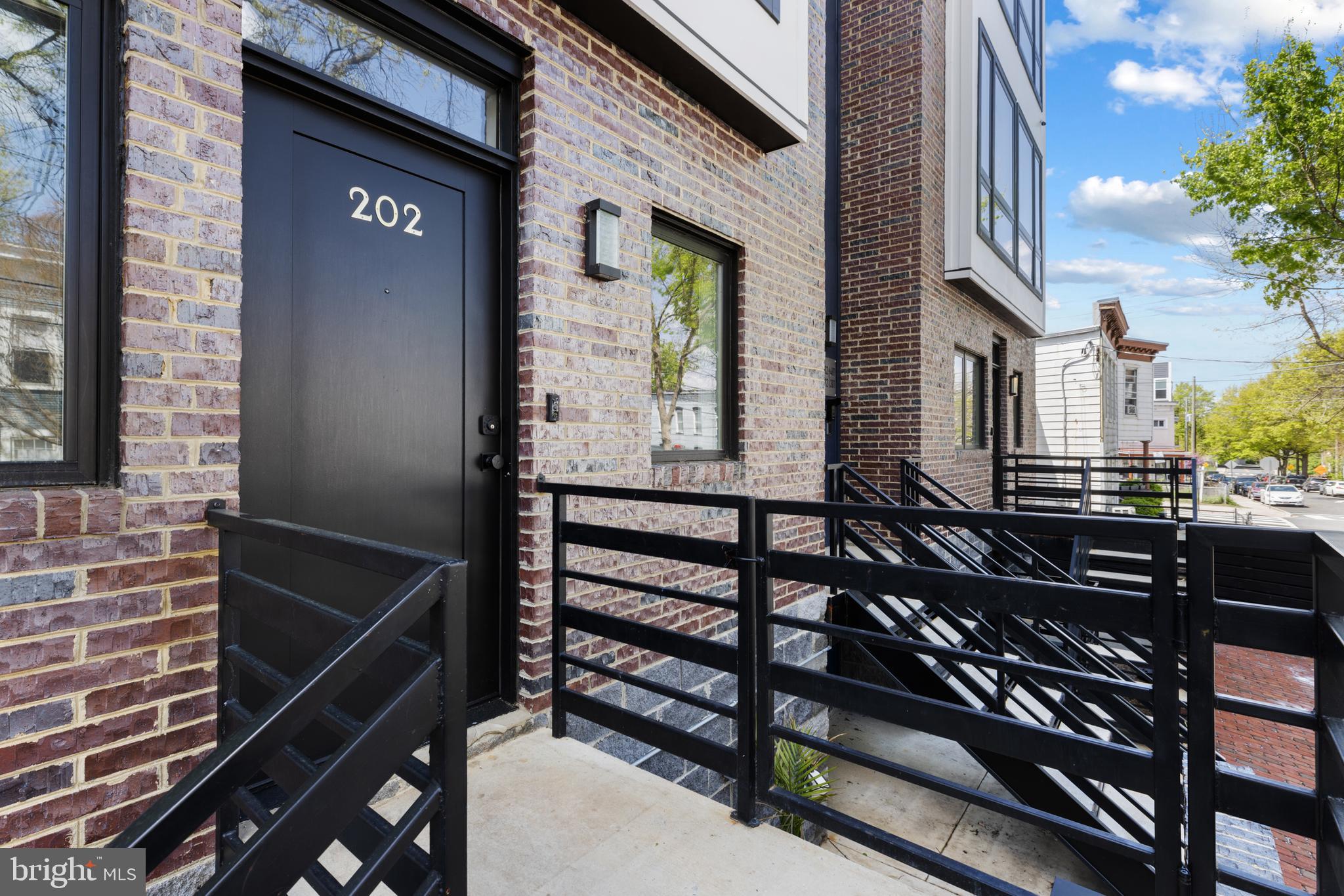 2305 NICHOLSON SE 202