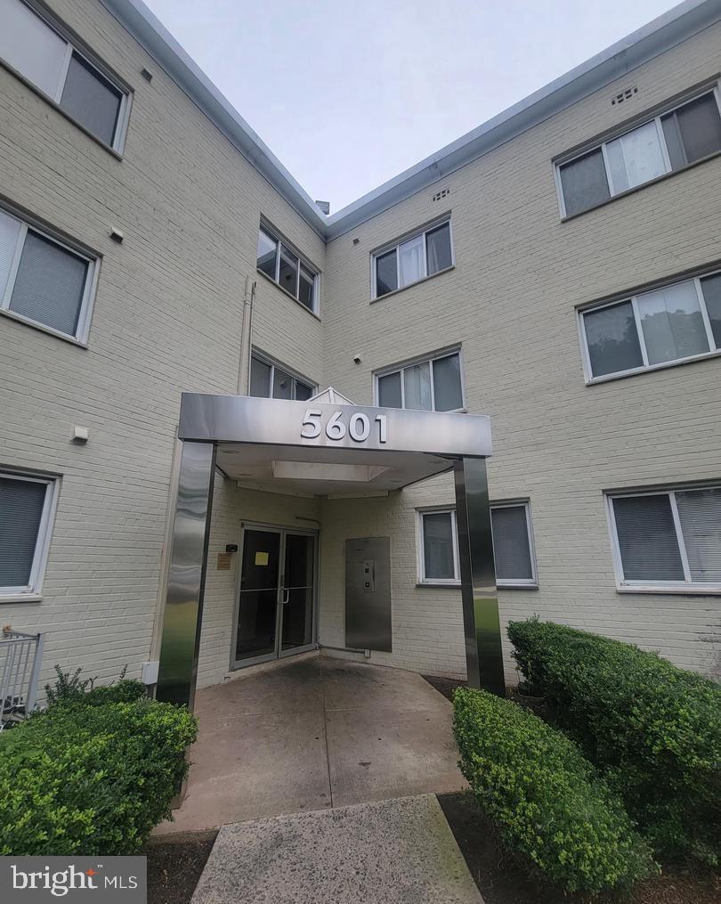 Don't miss this beautifully renovated condo, filled with natural light and modern charm. Fresh cosmetic updates are just being completed, making this home move-in ready. Enjoy a spacious layout featuring a bright living room, separate dining area, and a fully equipped kitchen with a convenient 2-in-1 washer/dryer. The oversized primary bedroom includes a walk-in closet and serene, private views.
This secure, well-maintained community offers on-site management, dedicated maintenance staff, a community pool, assigned parking, and controlled building access.
Prime location near the MD/DC line—just minutes from Fort Totten Metro, Giant Food, University of Maryland, Hyattsville Arts District, Takoma Park, and a wide variety of shops and restaurants.