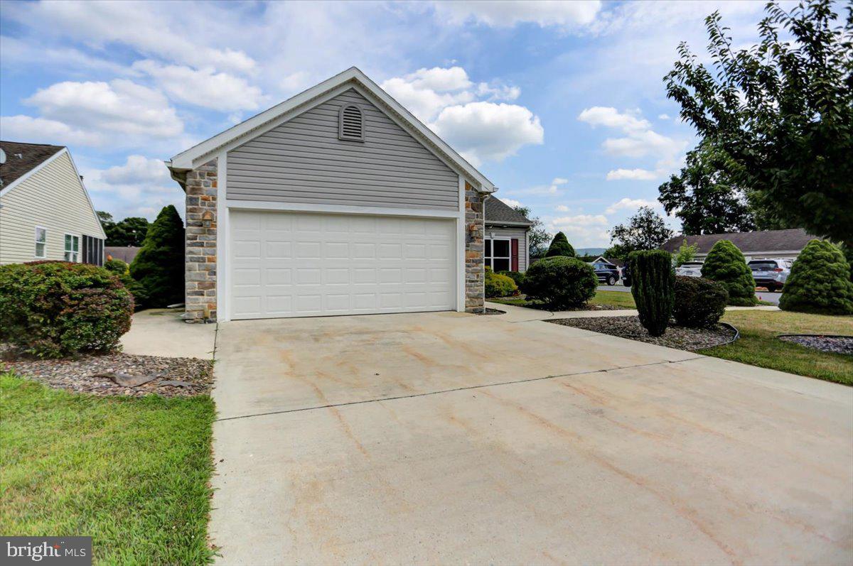 COUNTRY MANOR - Residential