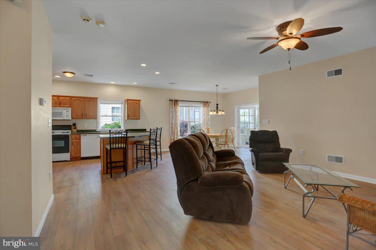 COUNTRY MANOR - Residential