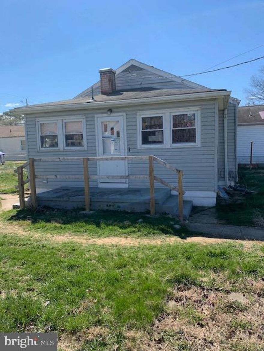 Duplex in Potomac Heights subdivision. It has a separate laundry room off the kitchen. Nice size kitchen for table and chairs.  2 Full bedrooms and 2 baths.   Must get approved by the Potomac Heights Coop and their lender.  Also has to become a member of the COOP and MUST use the Co-Ops preferred closing office.