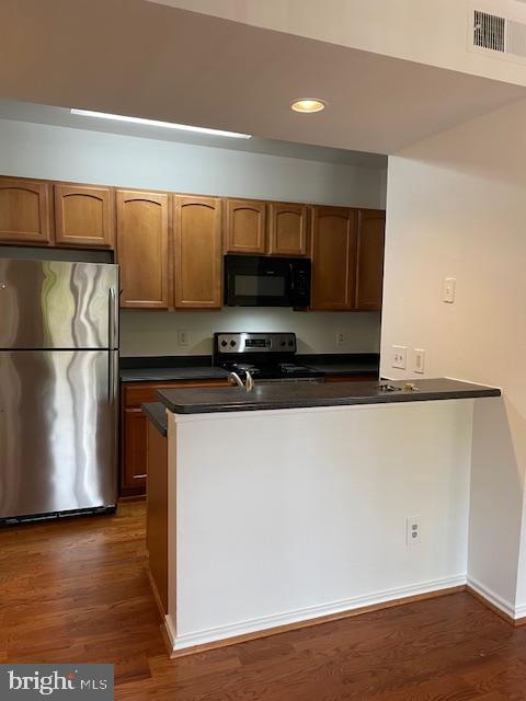 PENDERBROOK SQUARE CONDOMINIUMS - Residential Lease