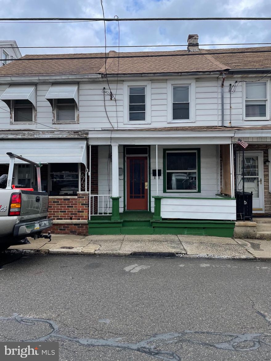 Wellcome  to this   nice    home,   with   new  bathroom,    new  floor,  complete  new kitchen,  additional  bedroom in the first floor.   the  owner closed  the  backyard  with   metal fence,  but  can easily remove and  convert in  one parking  space.   just  a few  blocks of  the  mall  of Saint Clair.