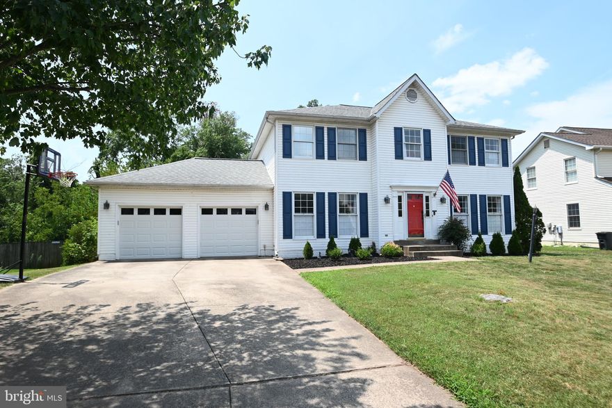 Beautiful and well maintained single family house for sale. Offering 4 bedrooms and 3.5 baths, 2 car garage, fully finished walkout basement and fenced backyard.

This amazing home is located in a quiet neighborhood and features Smart home upgrades, including new thermostat, garage door openers and switches throughout as well as a new smart fridge  (2021), w/d hookup and  touch less sink faucet. 

Main floor has new hardwood floors (2018), modern hardware and fixtures and up/down shades. Private fenced yard with large deck backing to trees. Basement has kitchenette, full bath and private walkout, great for MIL suite or apartment. Neighborhood has a park and playground area.