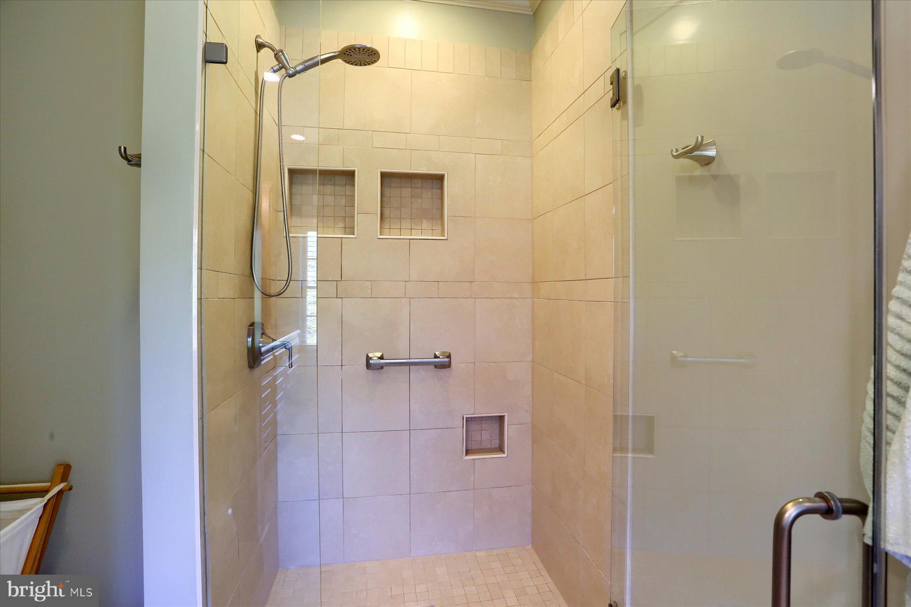 LAUREL POINT - Residential