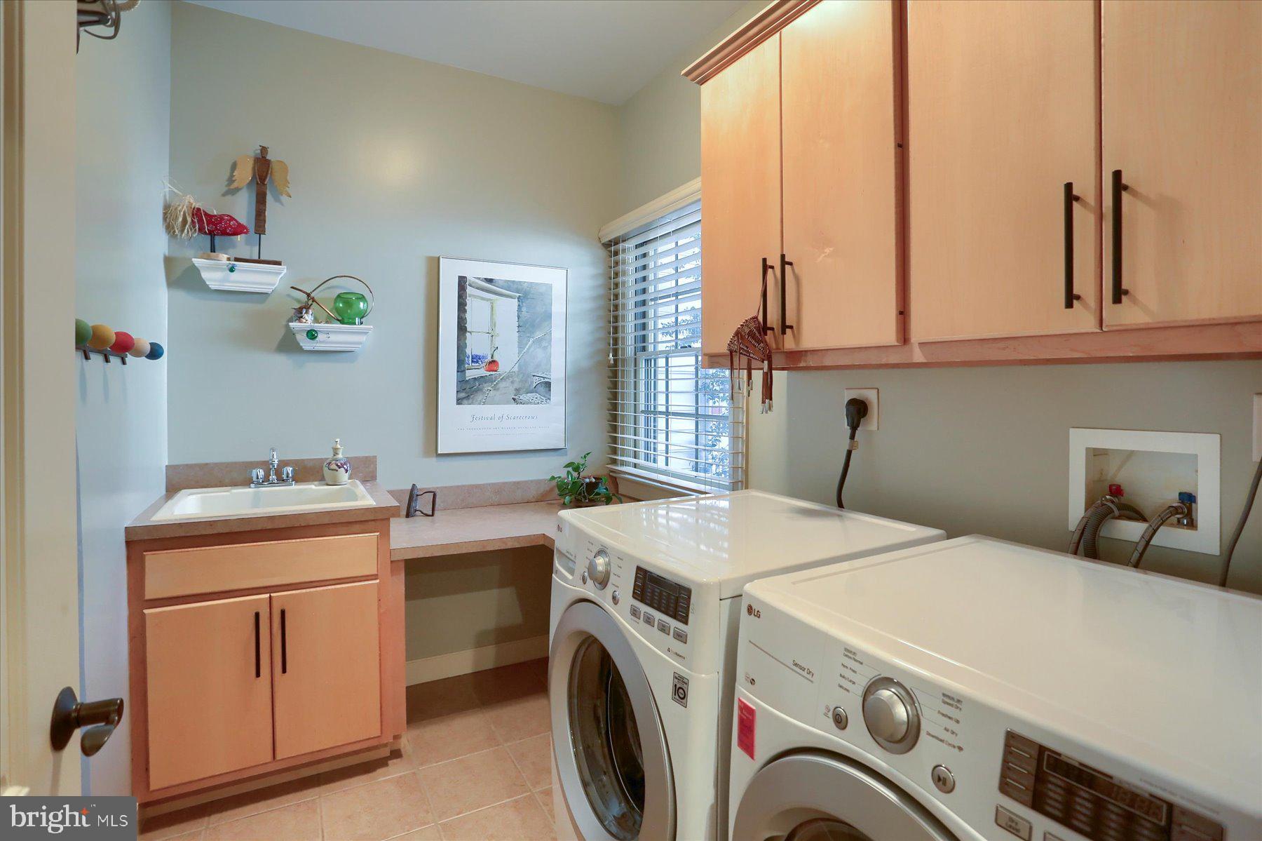 LAUREL POINT - Residential