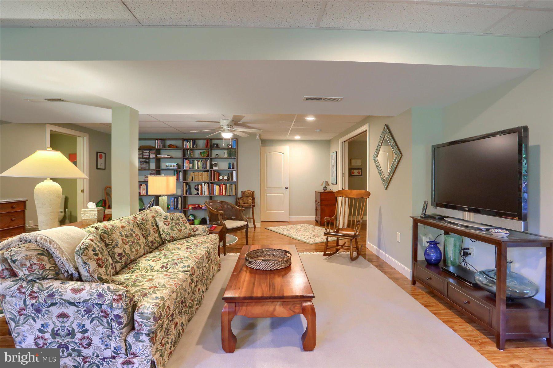 LAUREL POINT - Residential