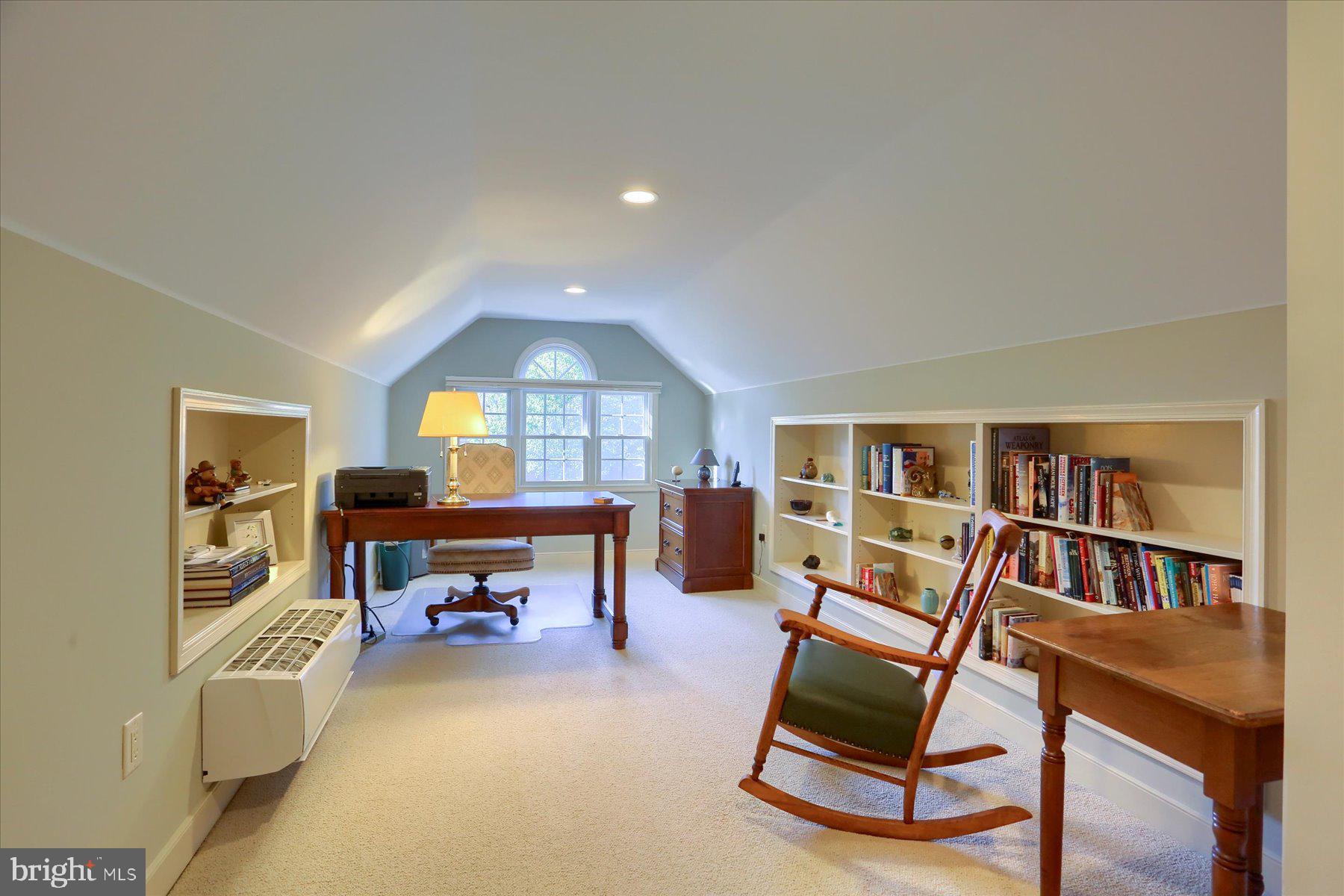 LAUREL POINT - Residential