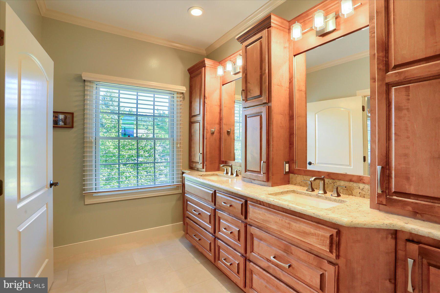 LAUREL POINT - Residential