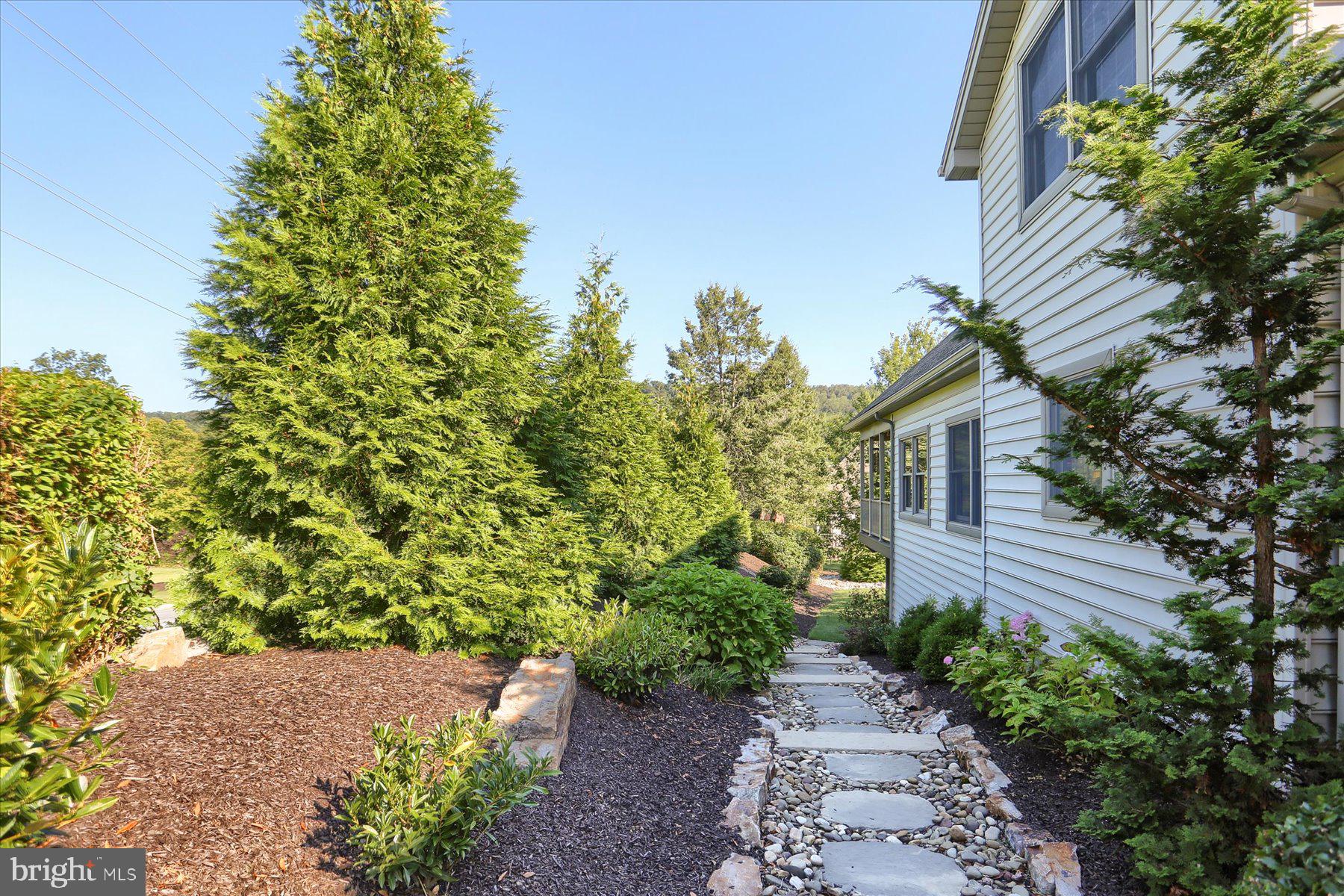 LAUREL POINT - Residential