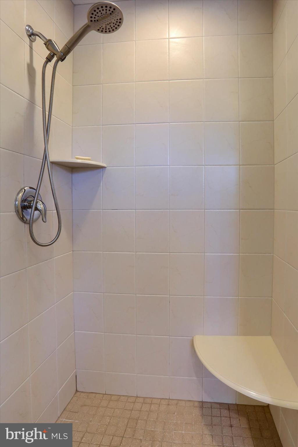 LAUREL POINT - Residential