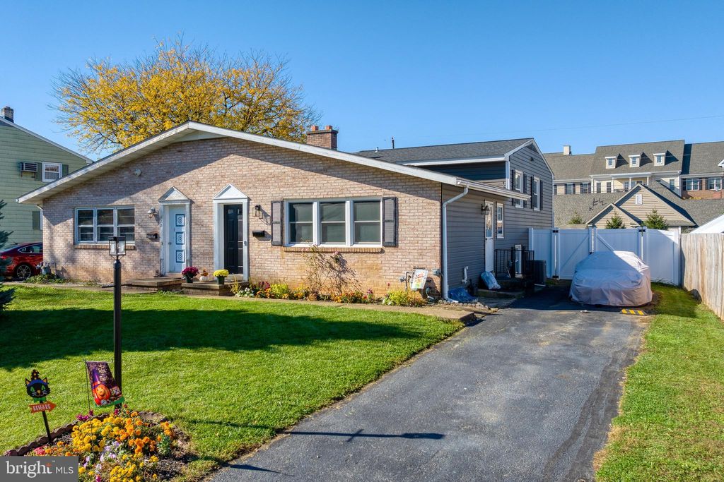 Photo of 450 Fort Ross Avenue, Lititz, PA 17543 (MLS # PALA2043266)