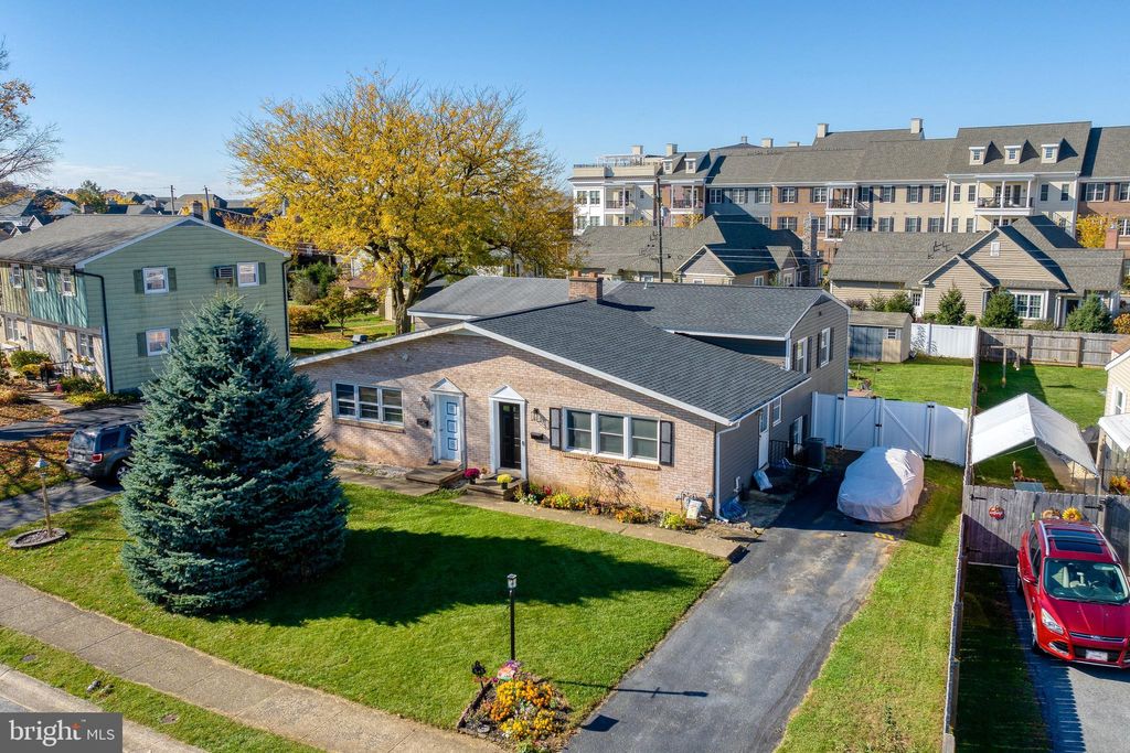 Photo of 450 Fort Ross Avenue, Lititz, PA 17543 (MLS # PALA2043266)