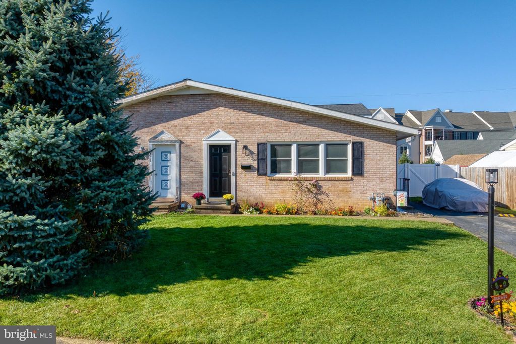 Photo of 450 Fort Ross Avenue, Lititz, PA 17543 (MLS # PALA2043266)