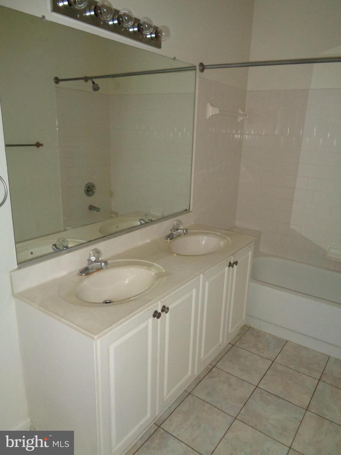 STONEHAVEN MEWS IN CROFTON VILLAGE - Residential