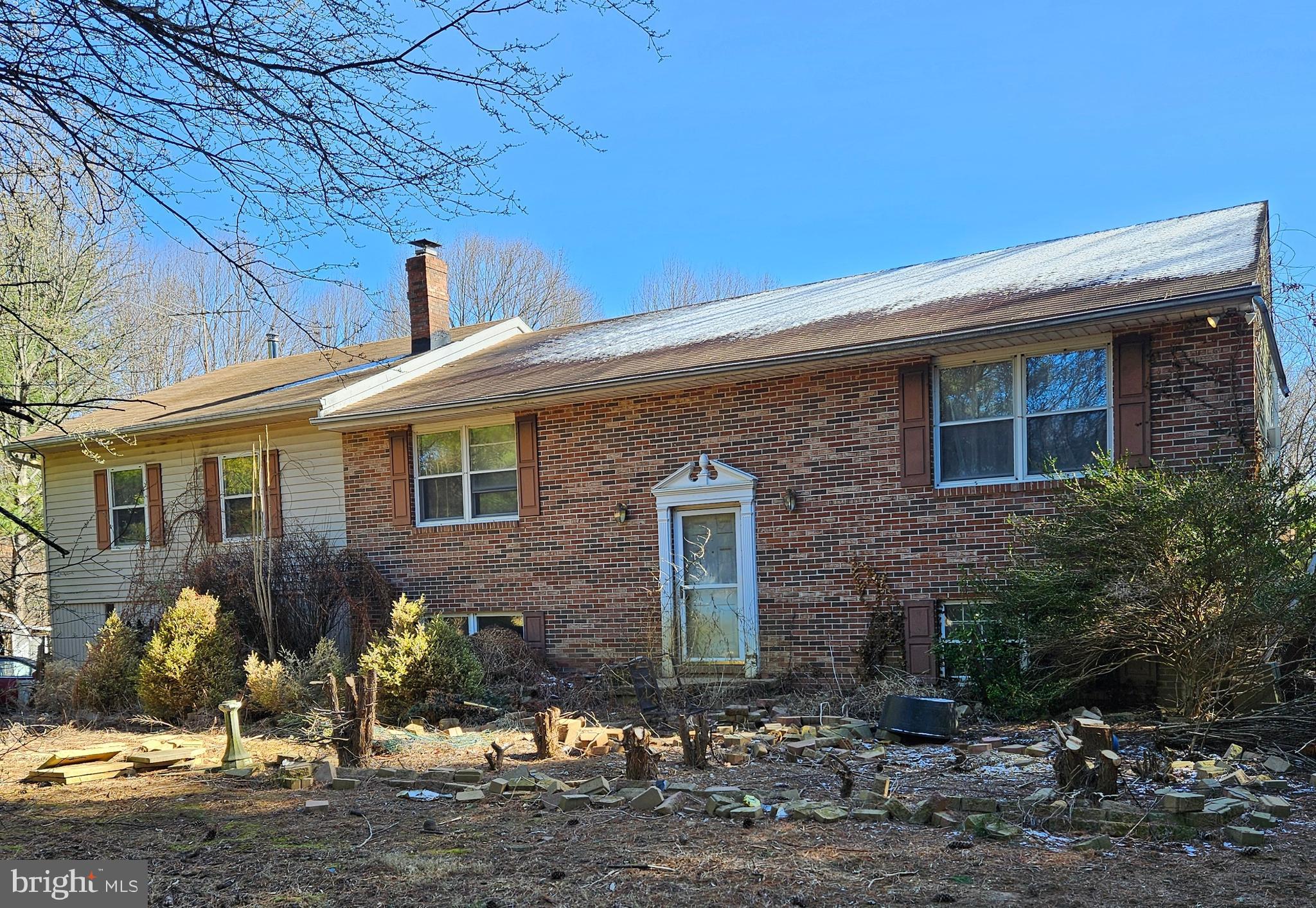 ESTATE SALE, Sold AS IS, property Needs Repair and updating inside and out - Seller will make no repairs - Do not drive up to property without an appointment scheduled thru List Agent
Great Potential in lot and dwelling Property was preappraised in current condition