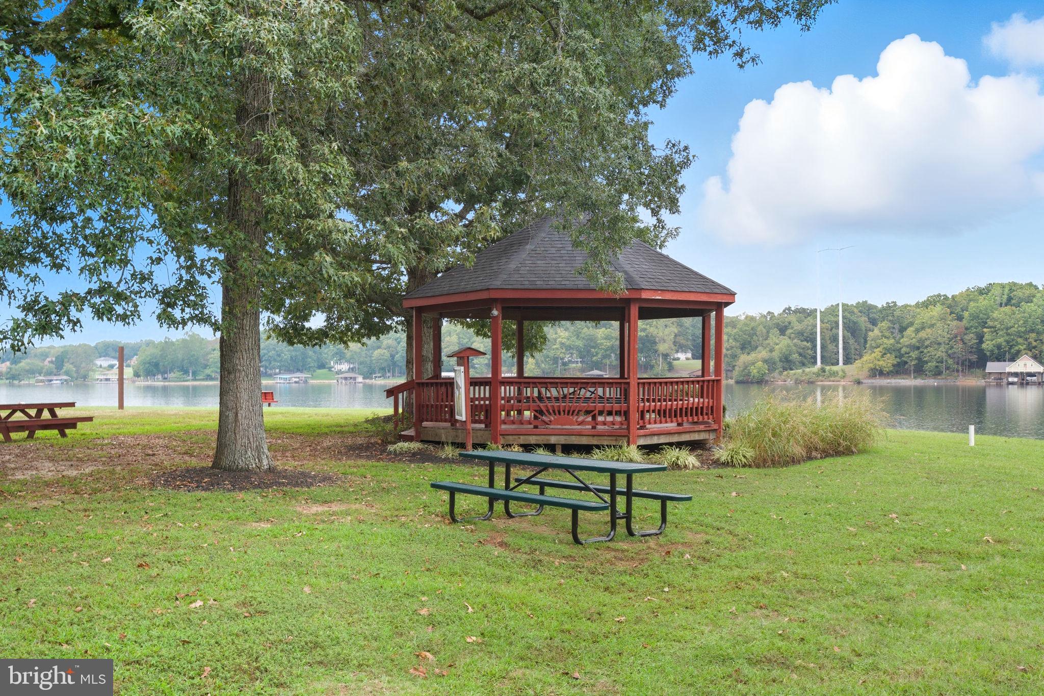 TALL PINES - Residential