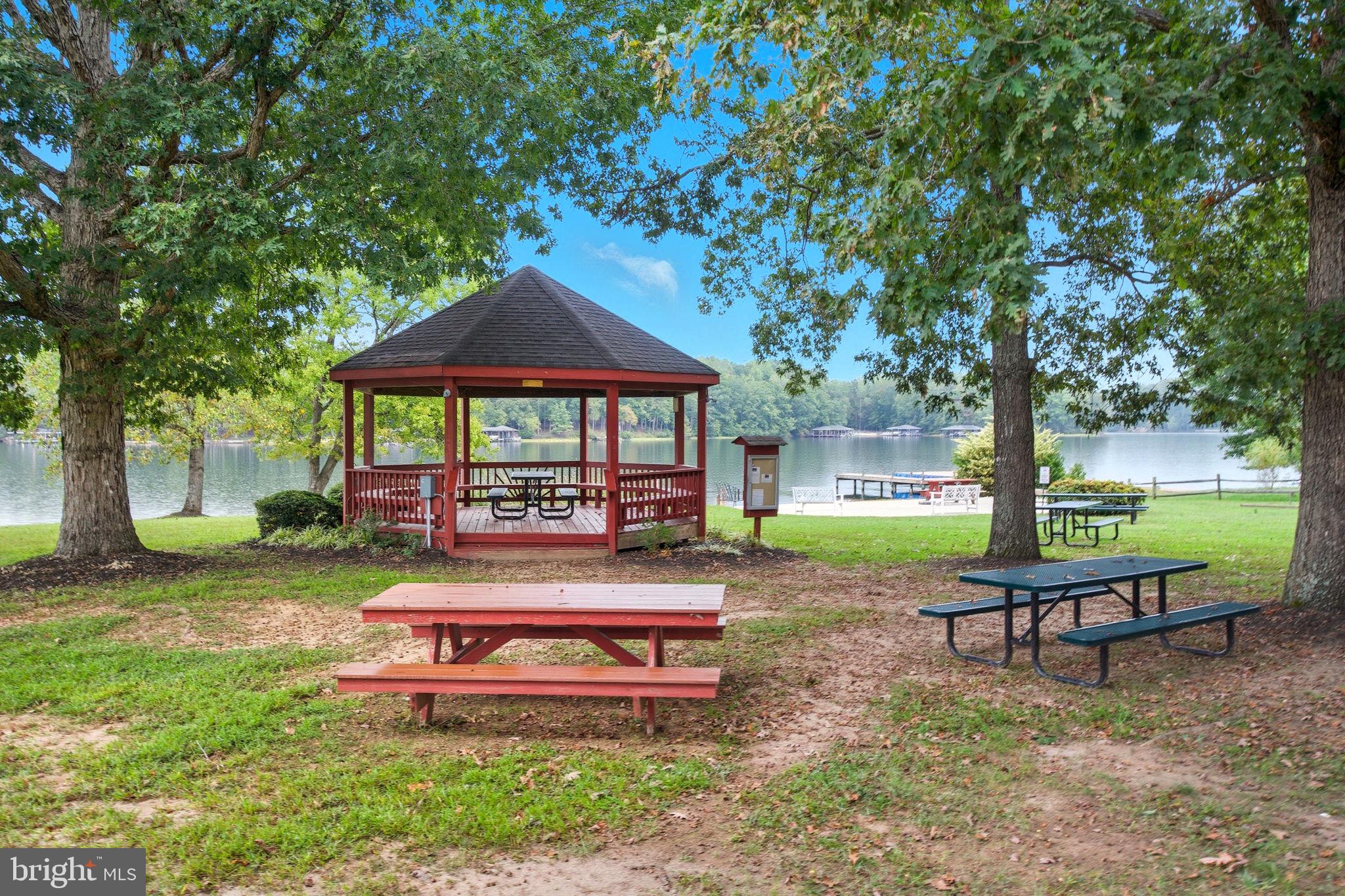 TALL PINES - Residential