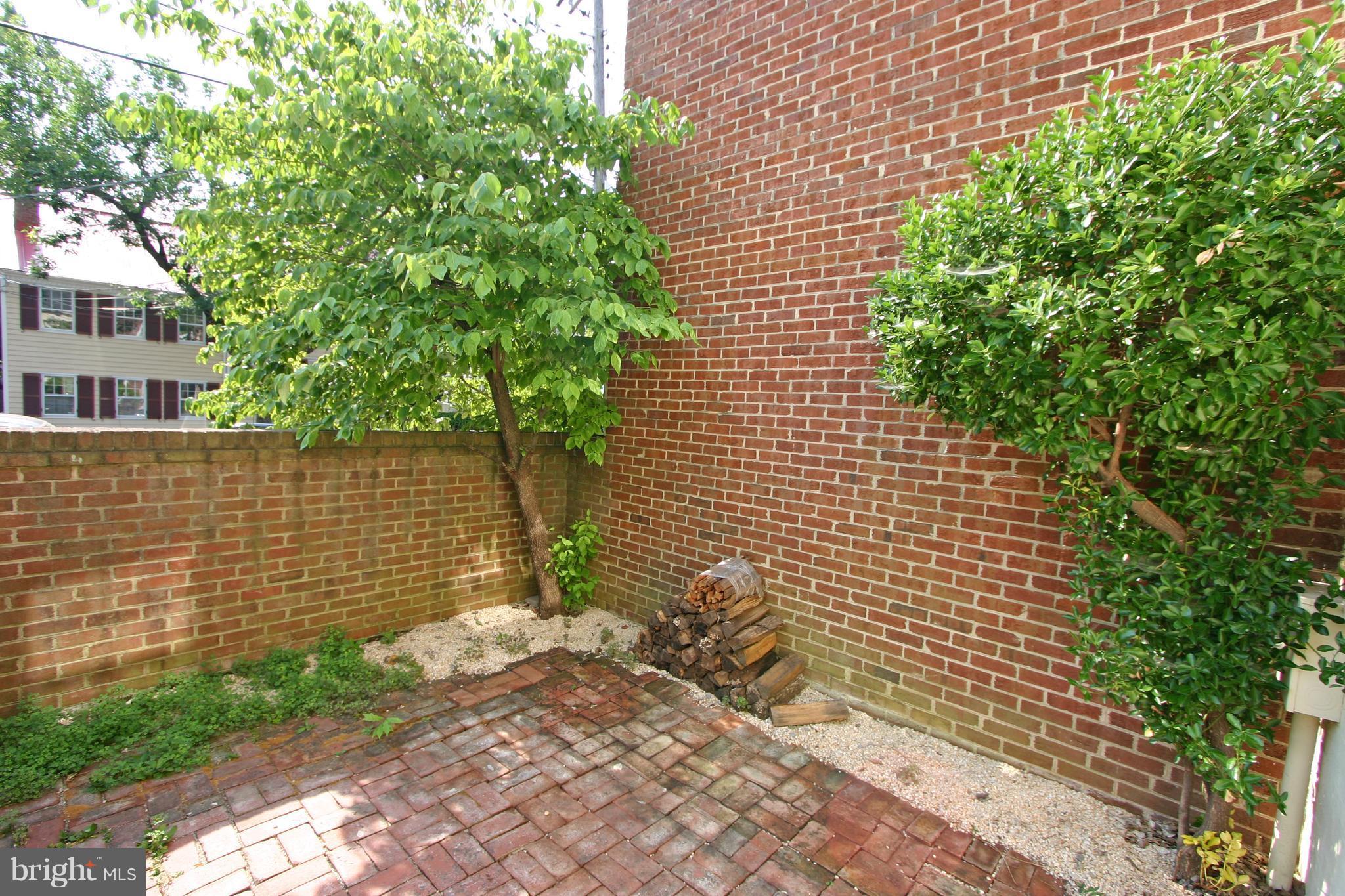 BROCKETTS CROSSING - Residential Lease