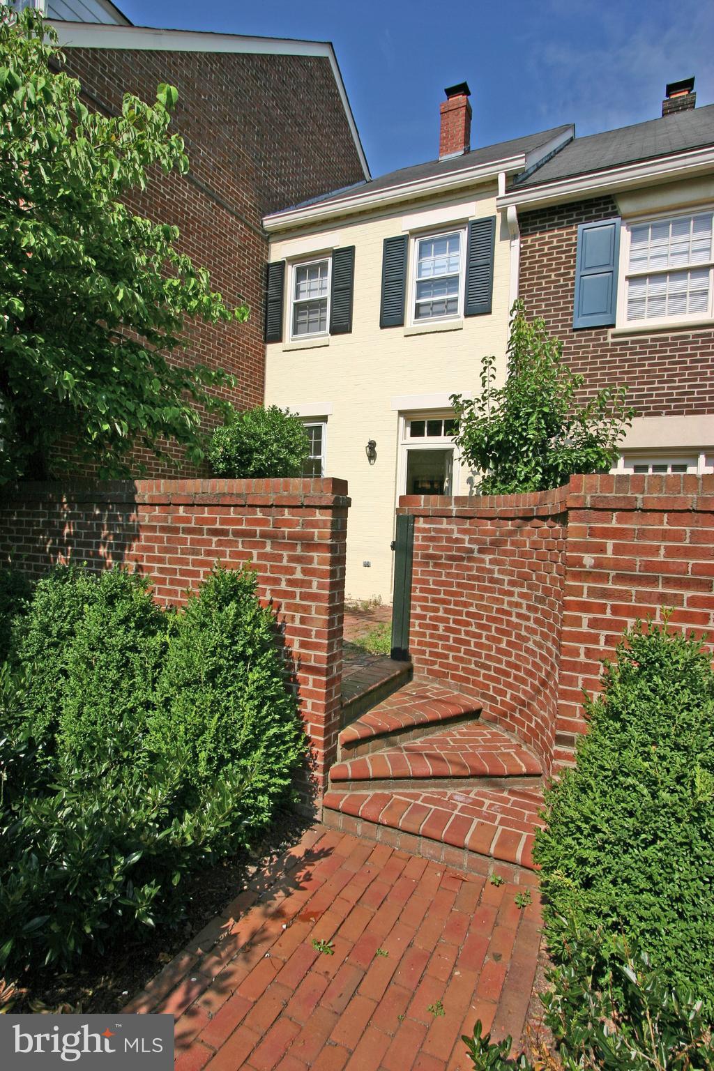 BROCKETTS CROSSING - Residential Lease