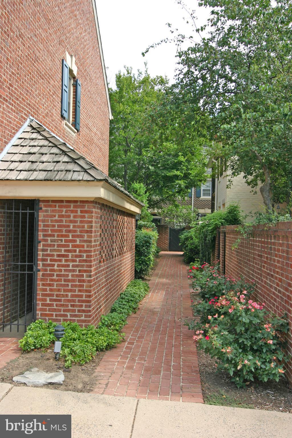 BROCKETTS CROSSING - Residential Lease