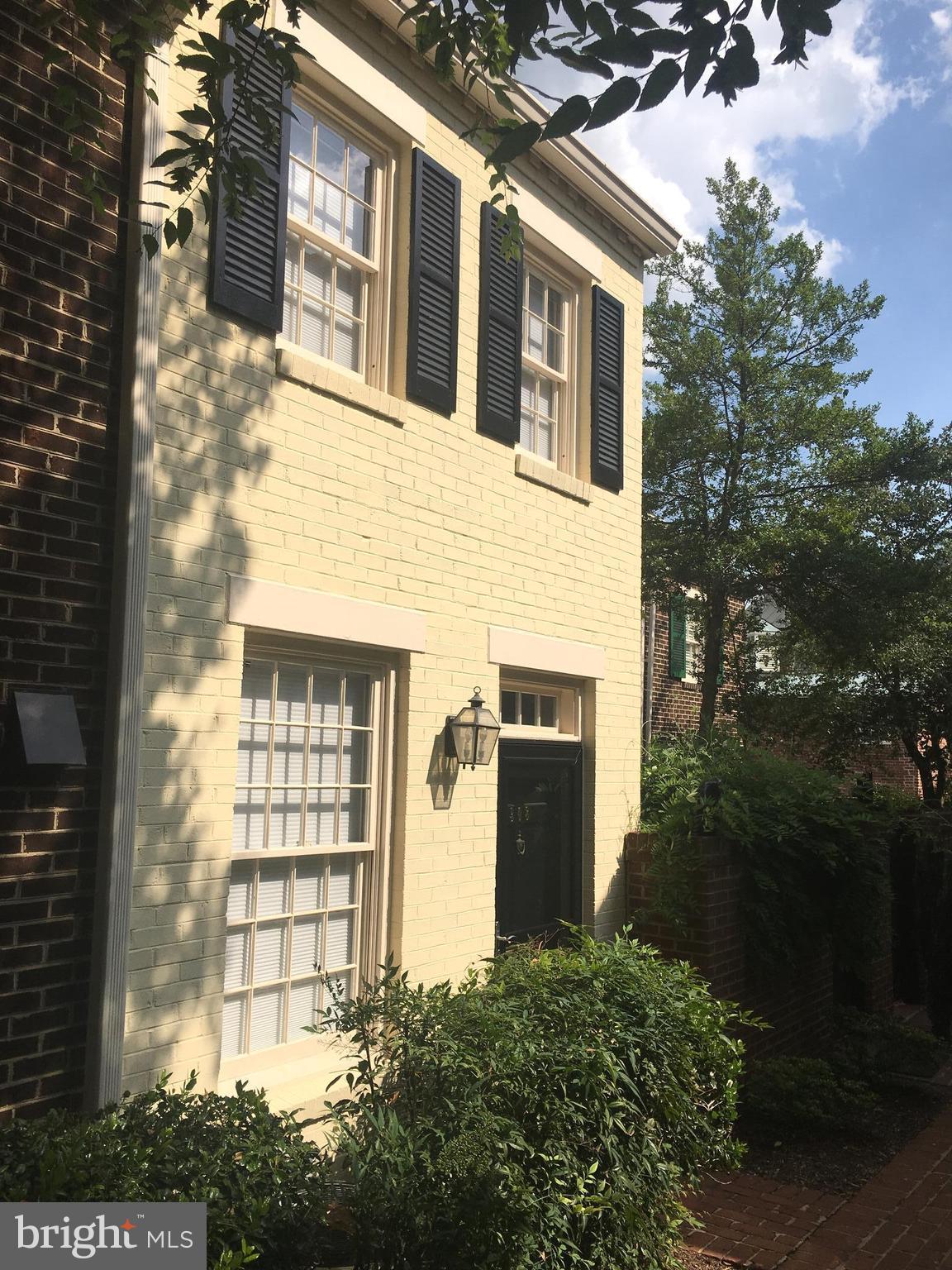 BROCKETTS CROSSING - Residential Lease