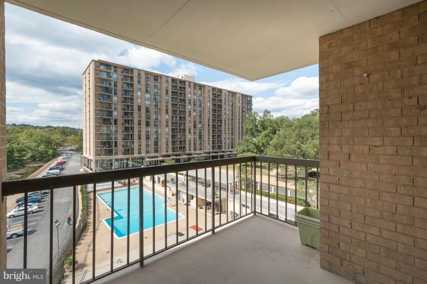 There is nothing better than coming home to a living space that captures natural light and panoramic views. Floor-to-ceiling windows and balcony blend these elements together in this updated condo. Extra dining area offers second living space for an office, play area or reading room. Amenities include lighted tennis courts, pool, garage parking, clubroom, 24 hr. concierge and more!