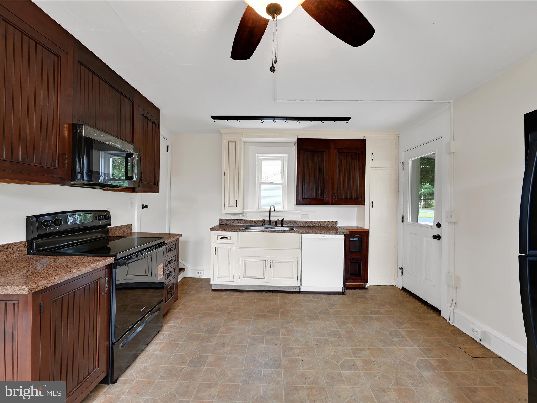 1 MI W OF EPHRATA - Residential