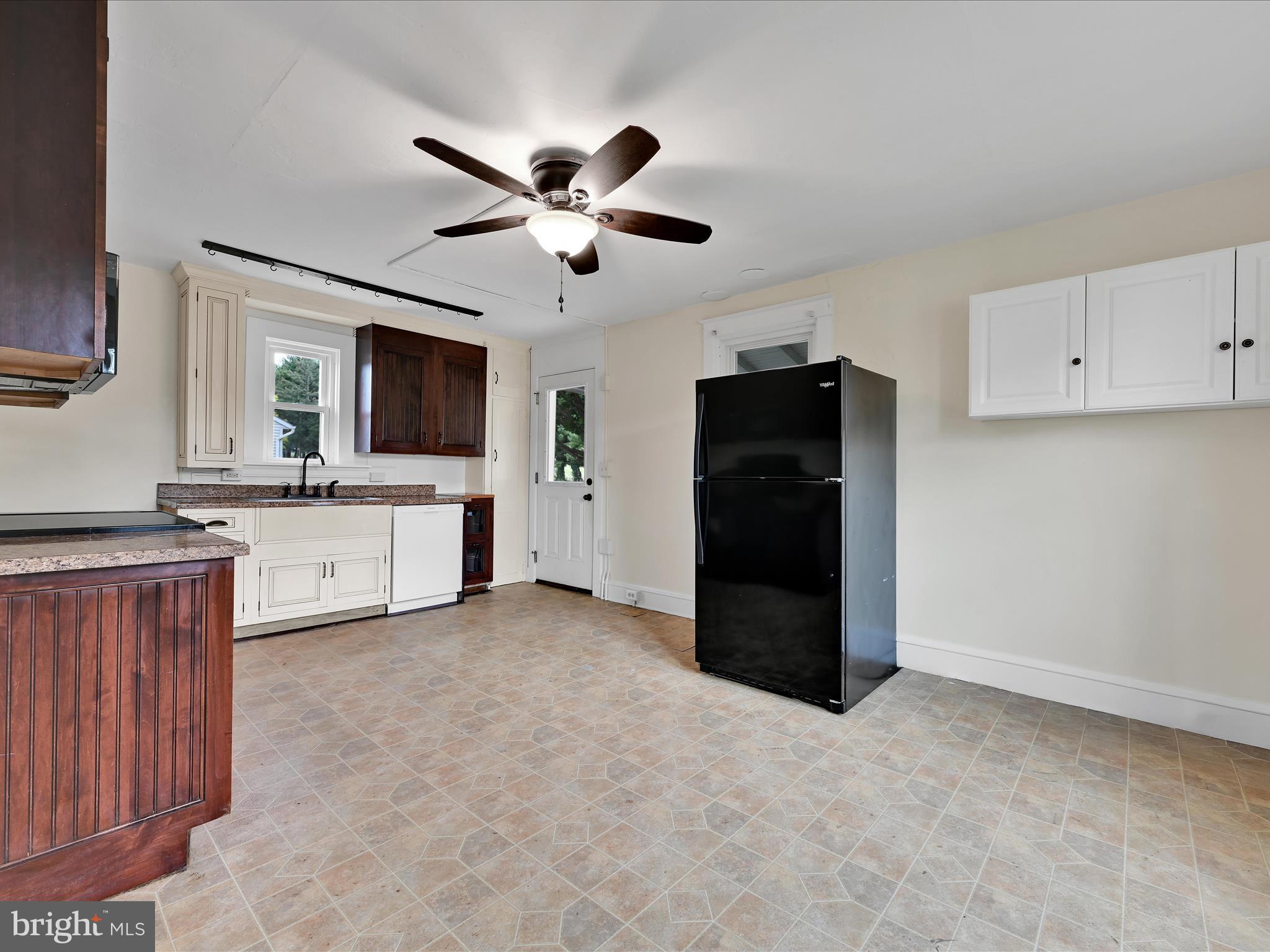 1 MI W OF EPHRATA - Residential