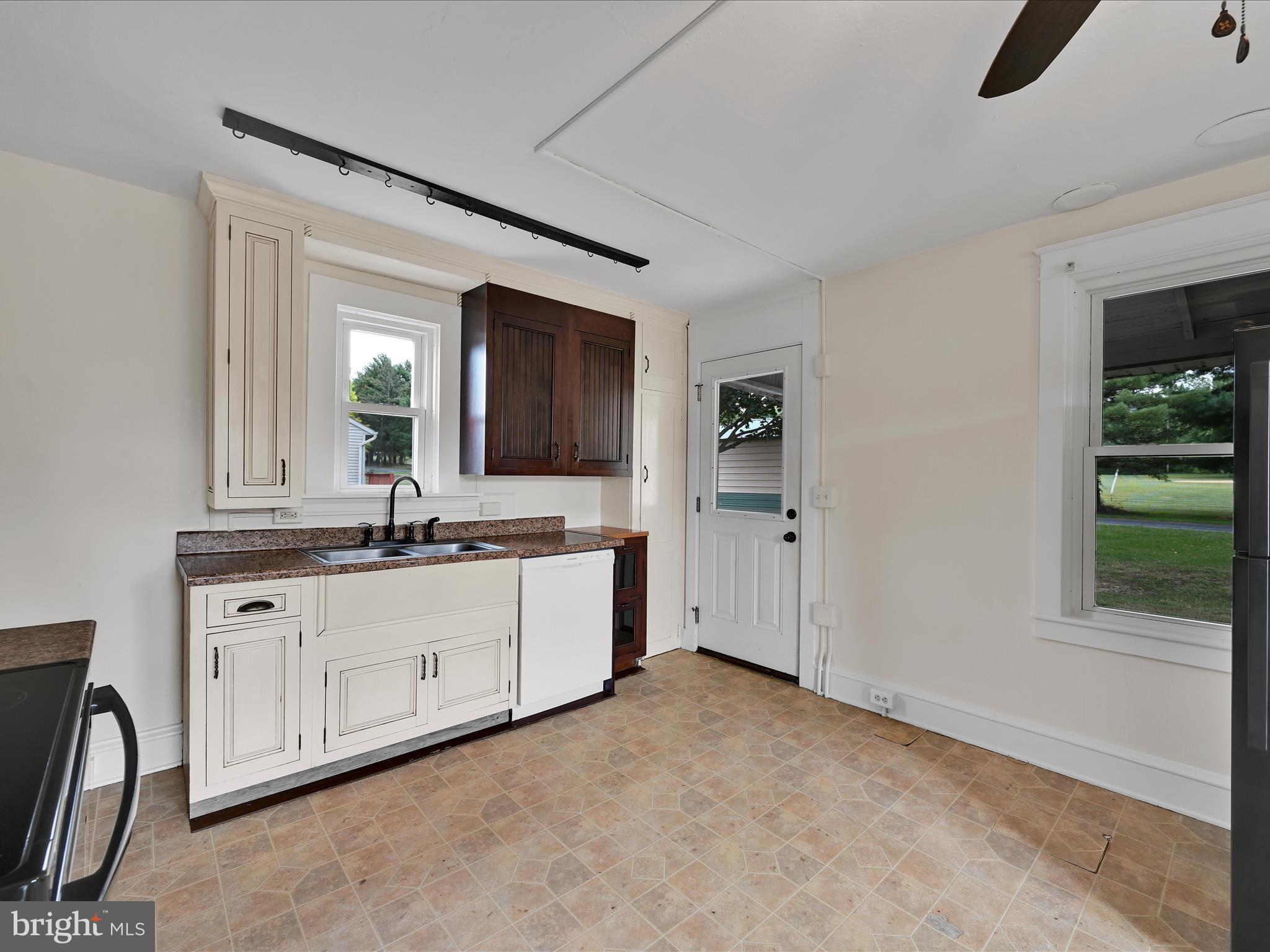 1 MI W OF EPHRATA - Residential