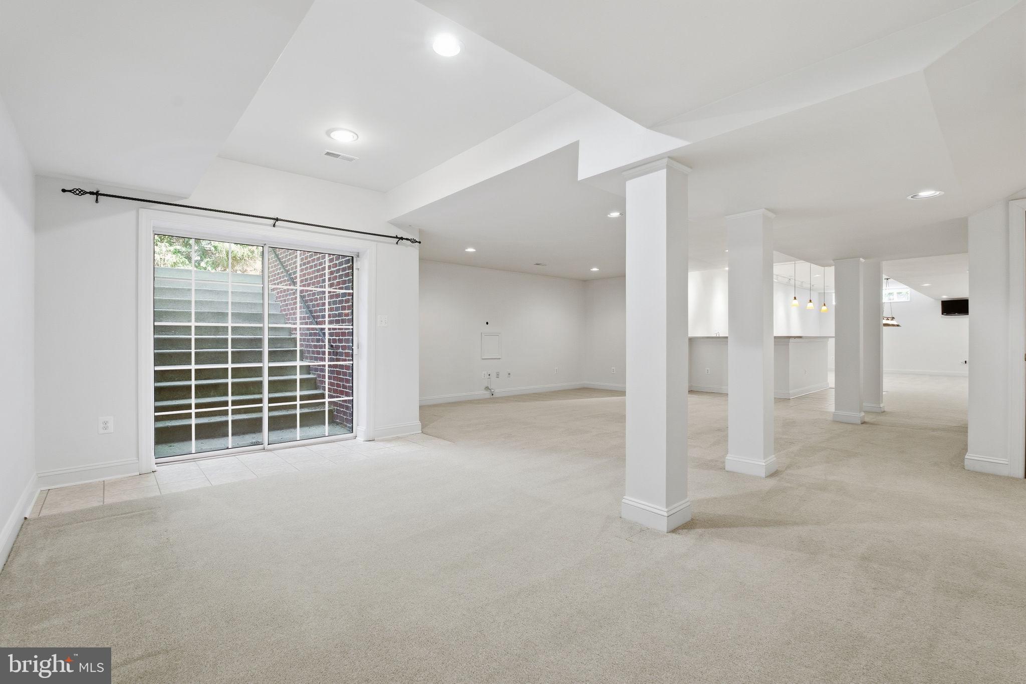 MANOR OAKS - Residential