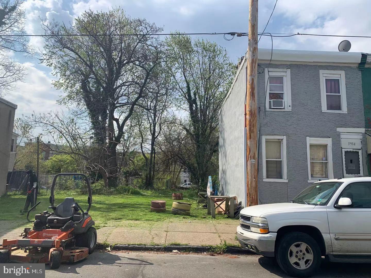 The owner is motivated to sell.
Long Vacant lot 14.7' x 80' Good location surrounded by new construction projects. Great opportunity to buy and hold or develop. buyer responsible for U&O
price reduced!! bring your offers
