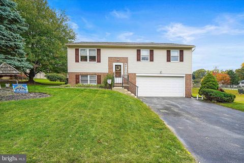 Photo of 5 CHESTNUT RUN, ELIZABETHTOWN, PA 17022 (MLS # PALA2026548)