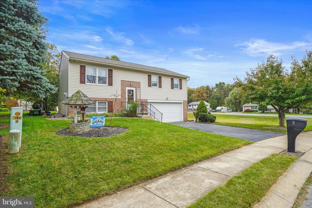 Photo of 5 CHESTNUT RUN, ELIZABETHTOWN, PA 17022 (MLS # PALA2026548)