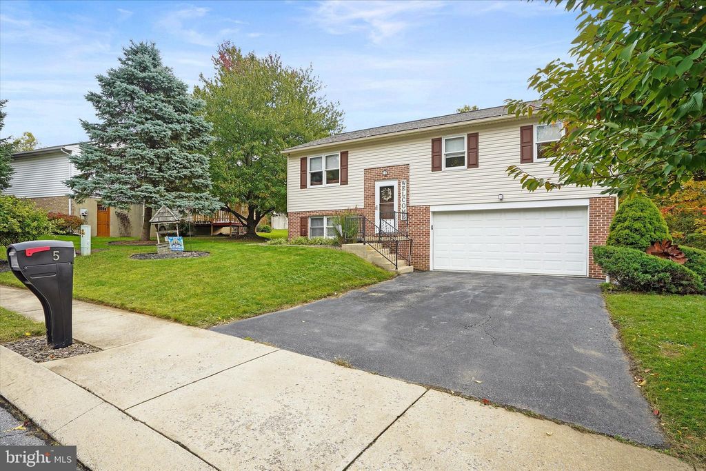 Photo of 5 CHESTNUT RUN, ELIZABETHTOWN, PA 17022 (MLS # PALA2026548)