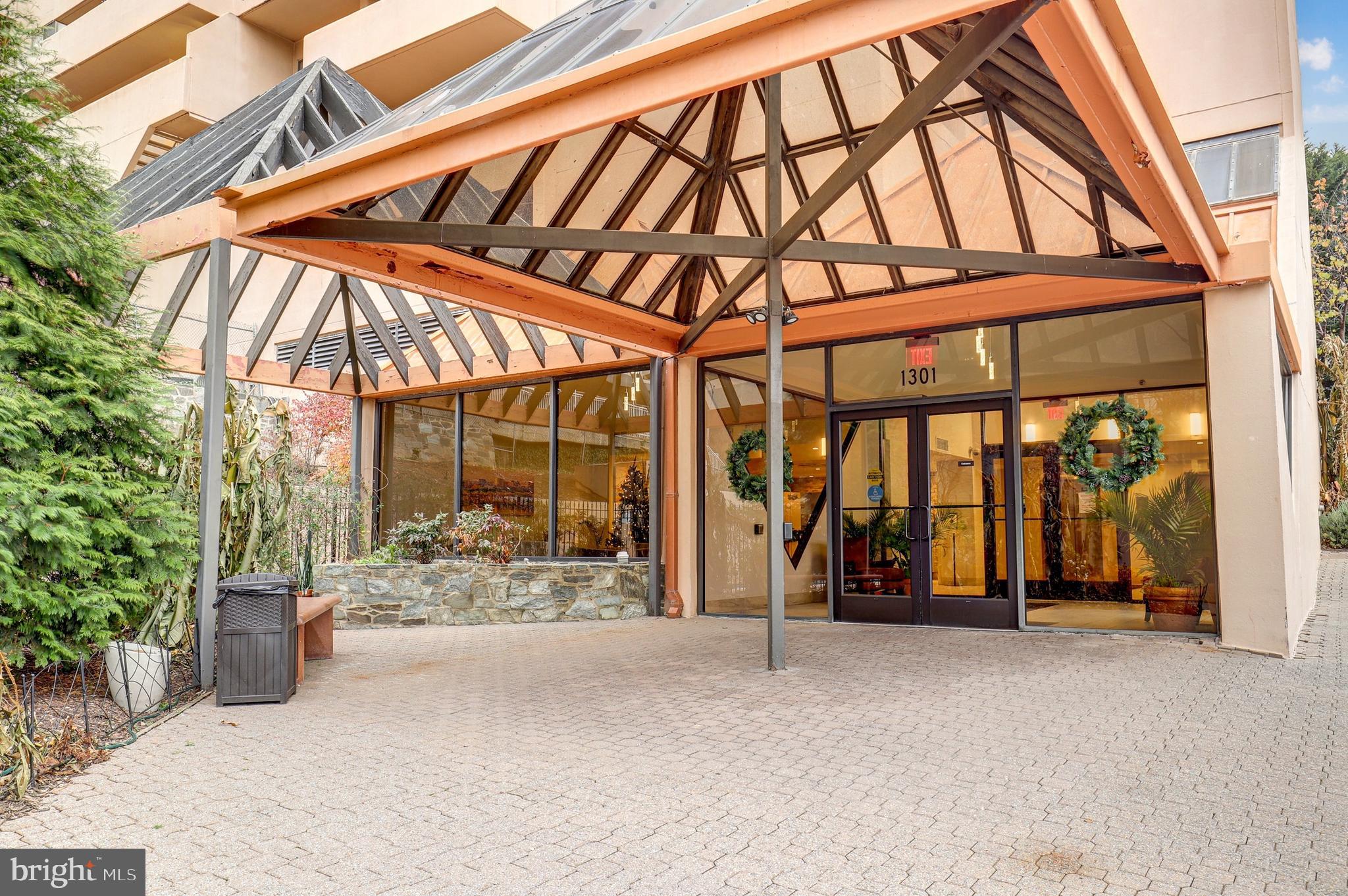 1301 N COURTHOUSE ROAD 1709