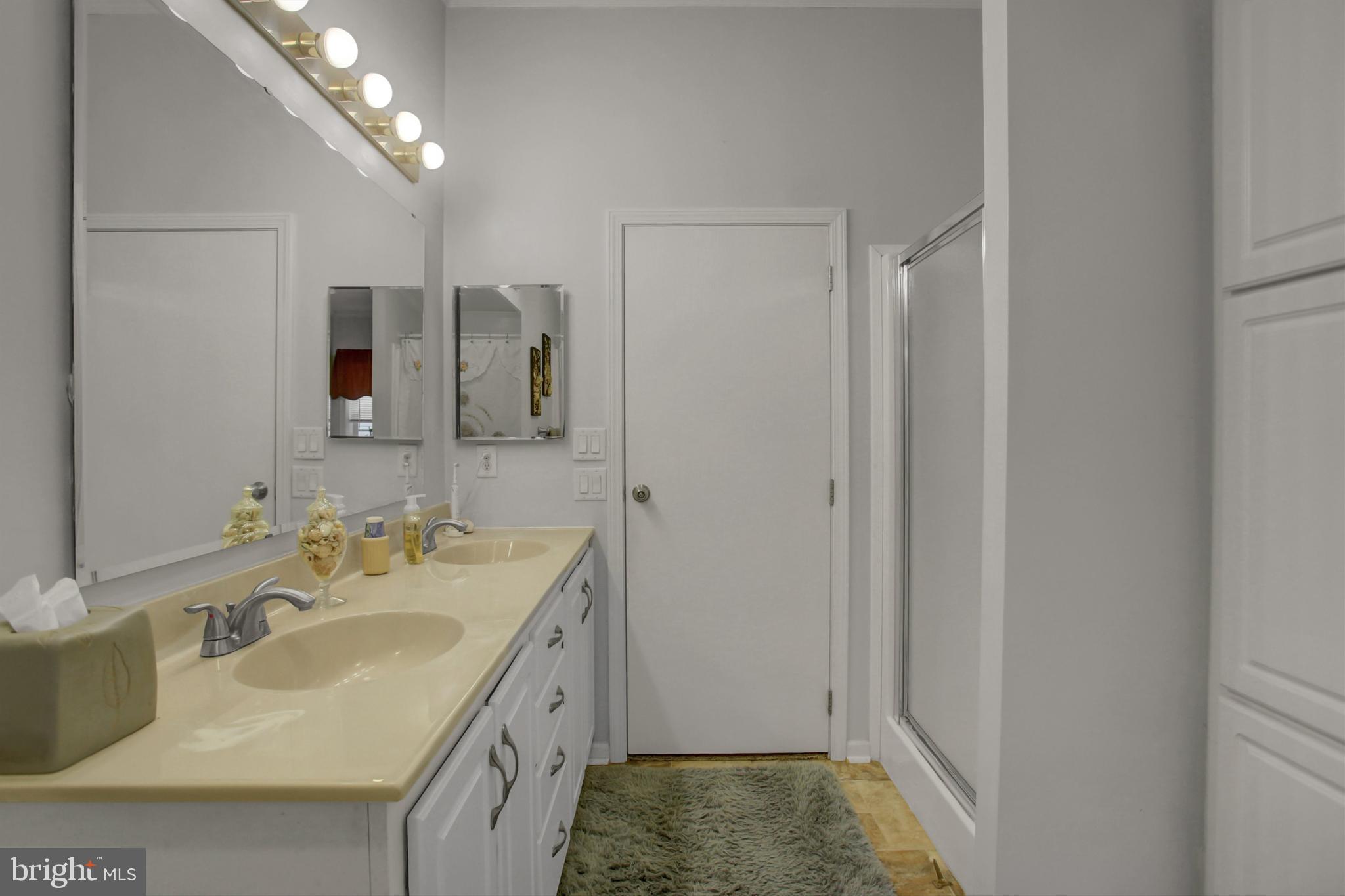 COUNTRY MANOR - Residential