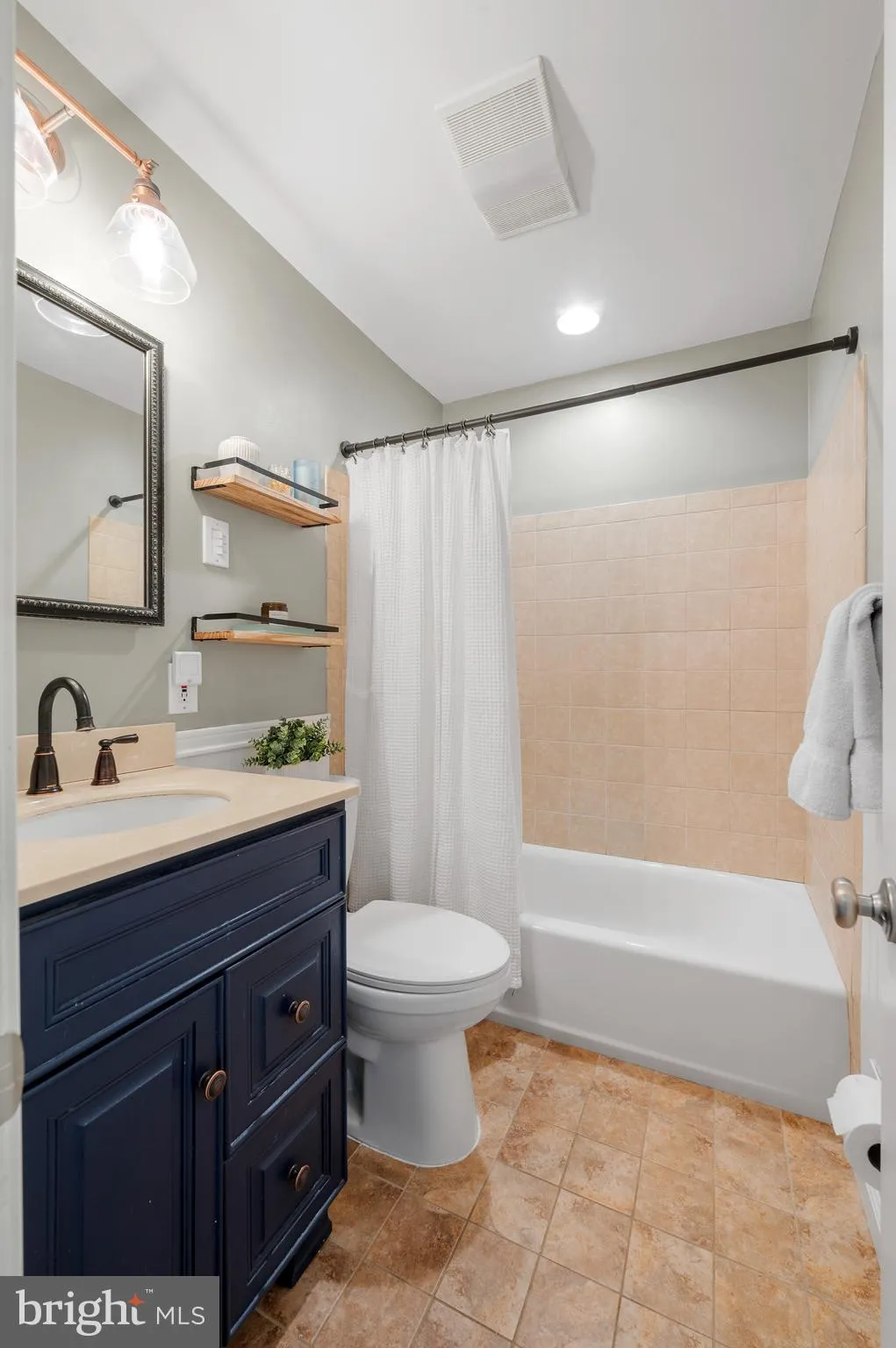 Paoli, Pennsylvania 19301, United States, 4 Bedrooms Bedrooms, ,3 BathroomsBathrooms,Residential,Pending,112490