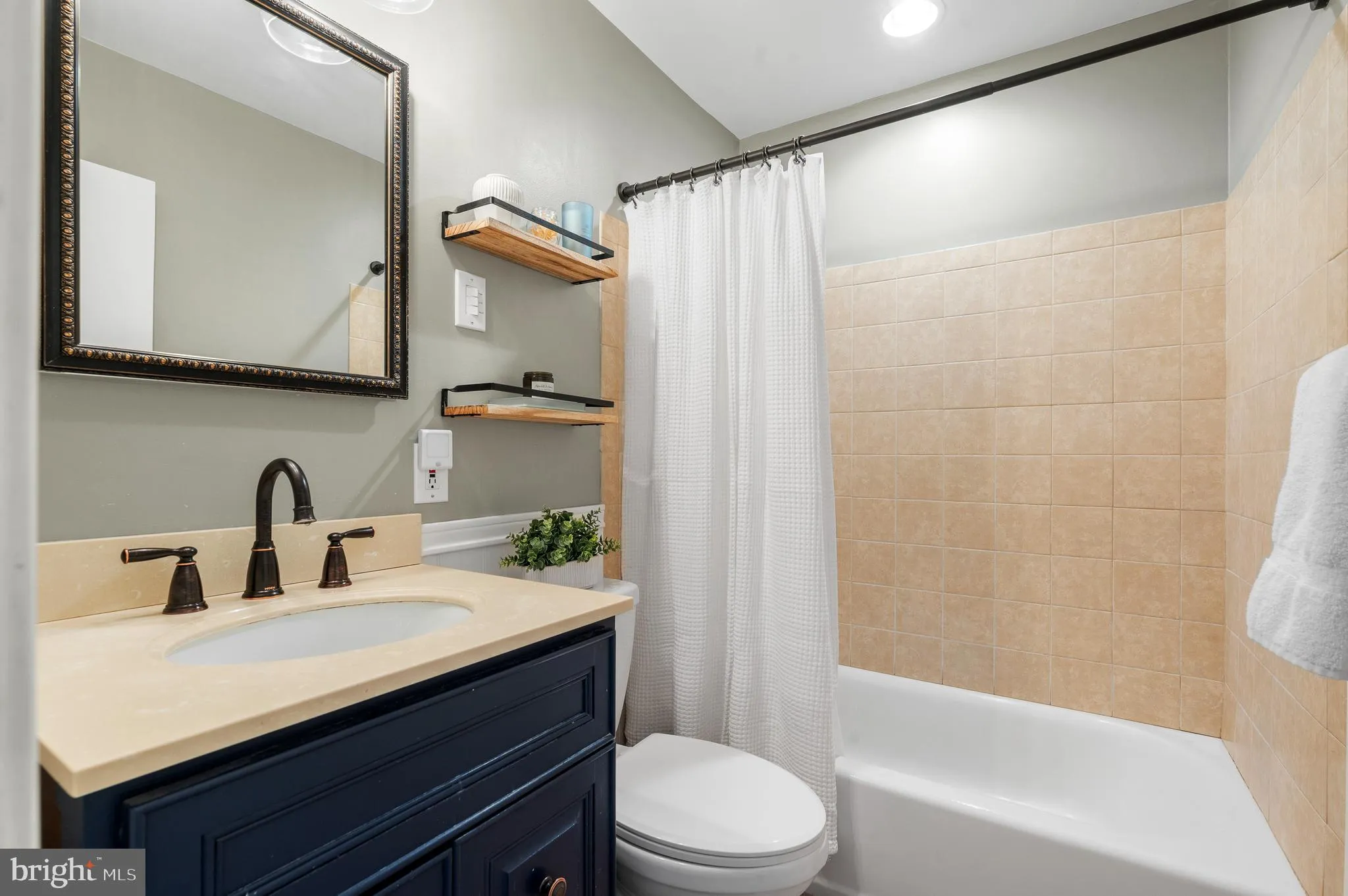 Paoli, Pennsylvania 19301, United States, 4 Bedrooms Bedrooms, ,3 BathroomsBathrooms,Residential,Pending,112490