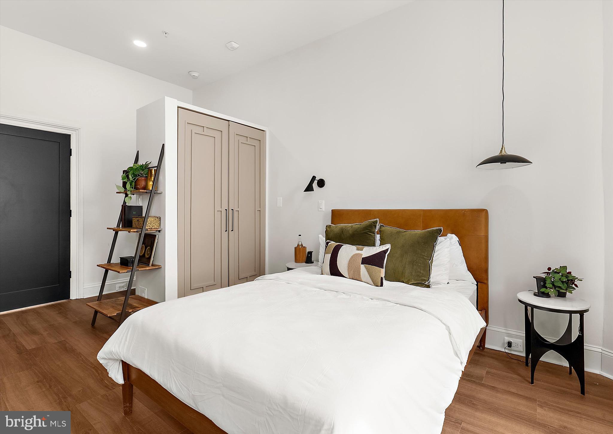 2220 CHARLES STREET N 5 - VERDURE