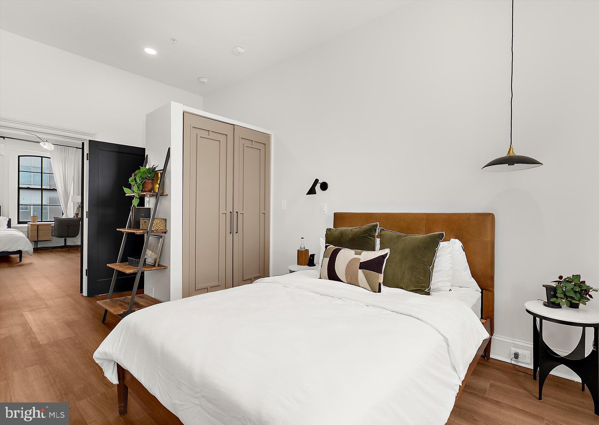 2220 CHARLES STREET N 5 - VERDURE