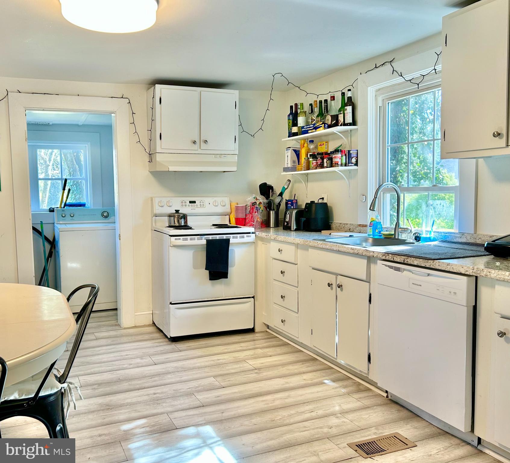 6 CEDAR AVE
