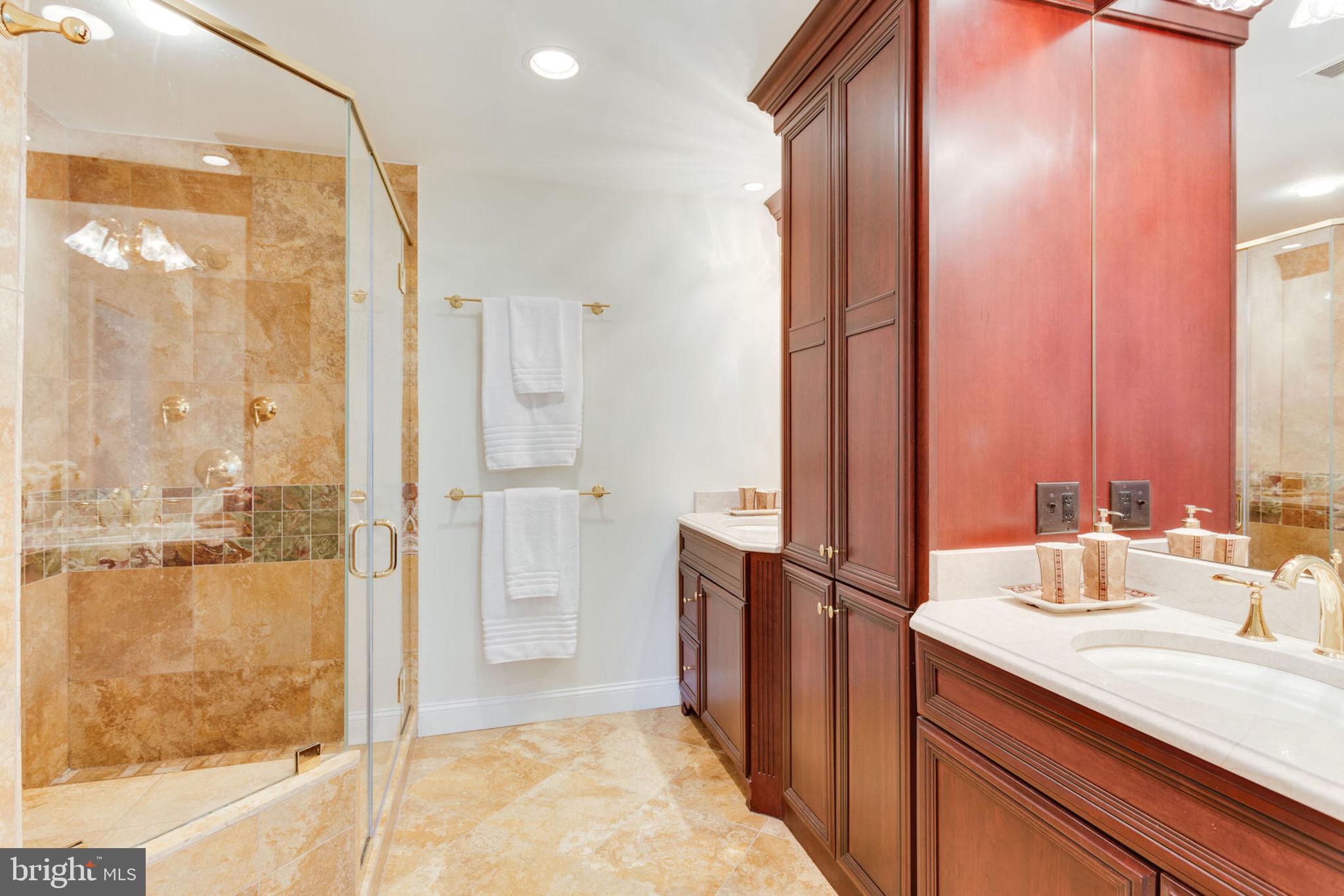 RIVERGATE - Residential