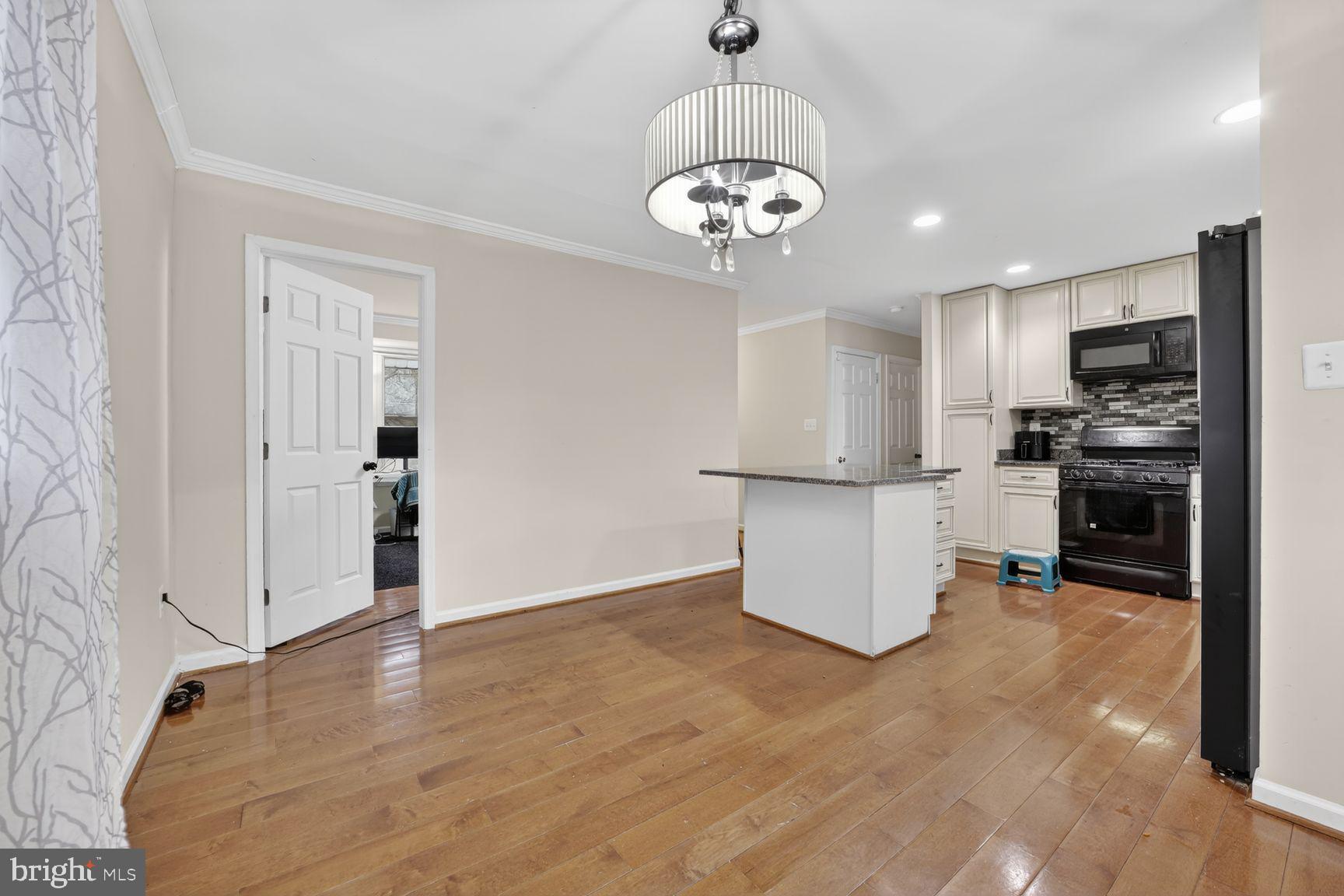 3809 WALNUT LANE