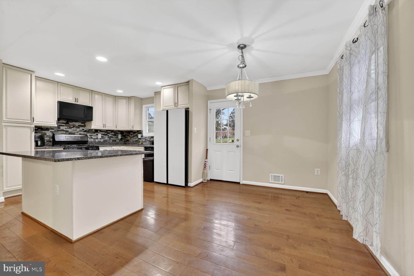 3809 WALNUT LANE