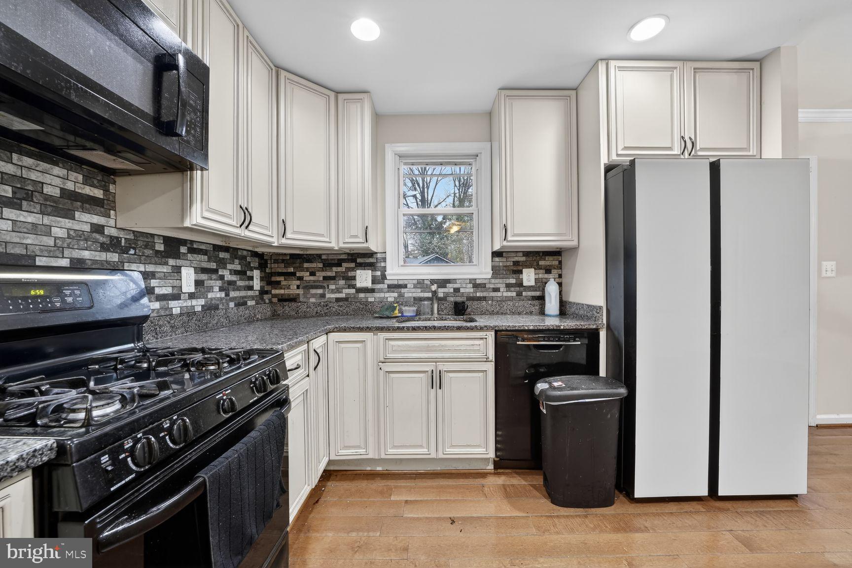 3809 WALNUT LANE